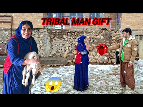 Tribesman's gift to homeless mother in winter snow and blizzard stirs hearts😱