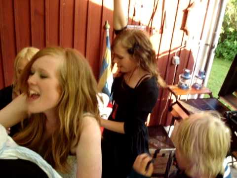 Beskrivning är överflödig, midsommarfest när den är som bäst.