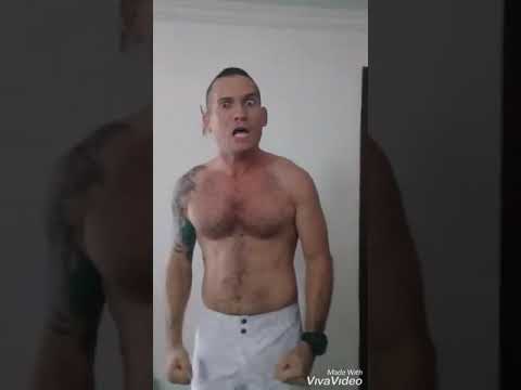 Policial com medo de tomar vacina