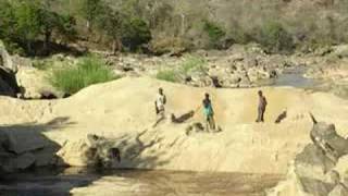 preview picture of video 'Sapphire mining in Lumesule river, Tunduru'