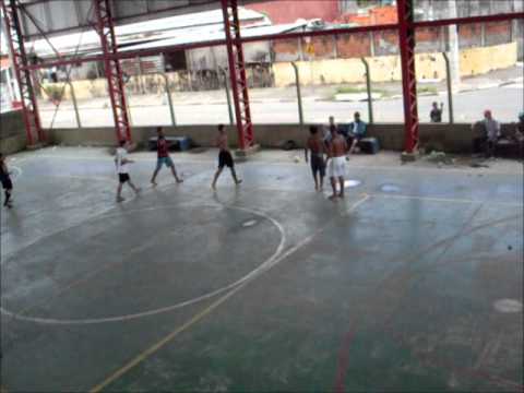 os paroqueiros jogando futsal com os amigos
