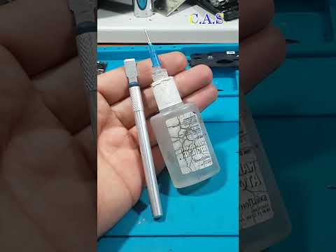 Как отклеить, снять аккумулятор от телефона #shorts #ремонттелефона