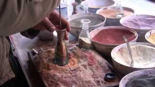 preview picture of video 'Petra Artist Finishes Sand Art Bottle'