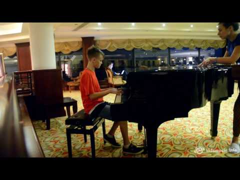 Junior Eurovision 2016: Alexander Minyonok playing the piano