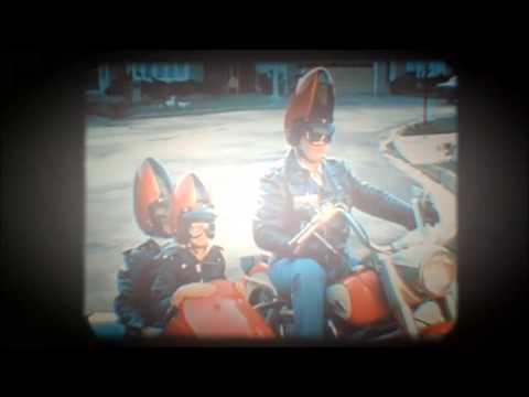 Videoclip de It's A Free World Baby — R.E.M.