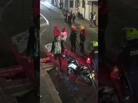 Así son las noches de intolerancia en las calles del barrio Córdoba al sur de Bogota #pelea #heridos