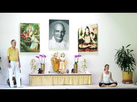 Yogastunde "Chakrakonzentration" mit Wolfgang - Yoga Vidya Live - 09:15 Uhr 17.06.2021