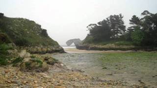 preview picture of video 'Playa de LA HUELGA (Llanes) Asturias-- VideoblogASTURIAS.com'