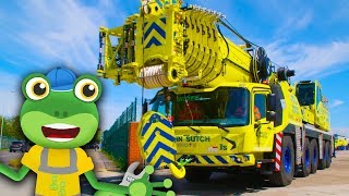 Gecko and the Crane | Gecko&#39;s Real Vehicles | Construction Trucks For Kids