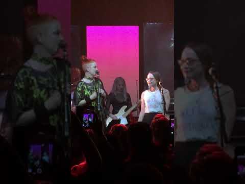 Shirley Manson Introduces Fiona Apple at Girlschool LA