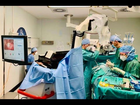 Un pianoforte che suona in sala operatoria durante un'operazione al cervello