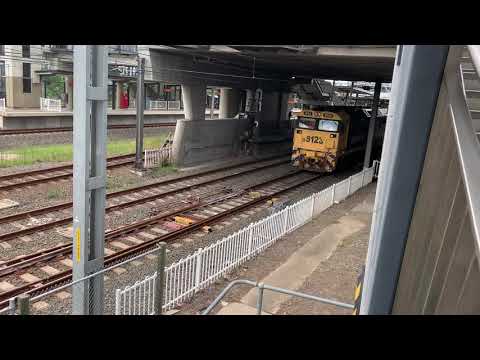 81 class crawls past Liverpool station approaching red signal