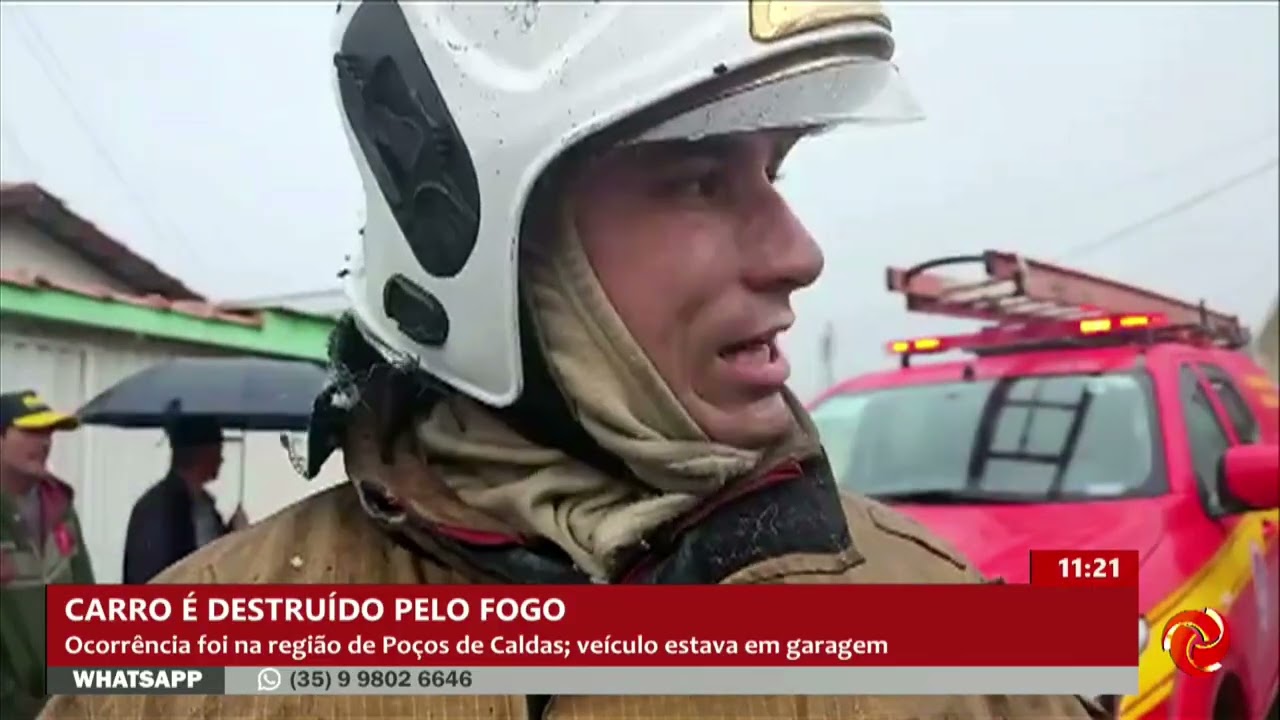 Carro é destruído pelo fogo na garagem de uma casa em Poços de Caldas