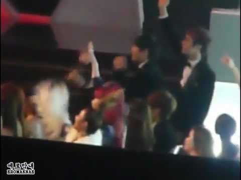 111129 MAMA in Singapore - 2NE1 dancing along to Will.i.am's performance