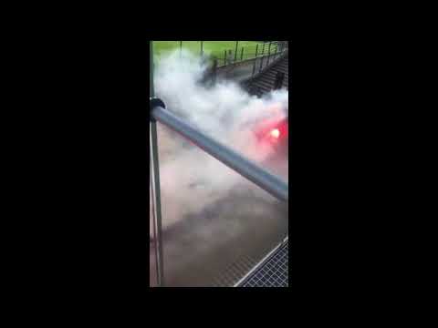 FC Lahti-kannattajien soihduttelu Klubipäätyyn hyökätessä