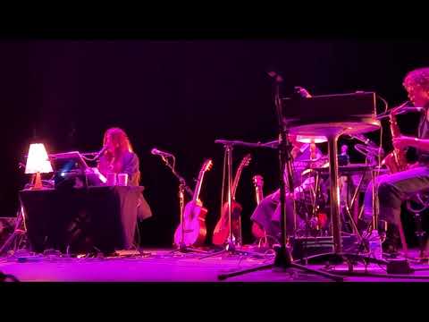Gia Margaret - Everyone Around Me Dancing