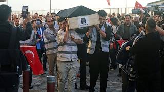 İzmir’de Başkan Tugay’ın AKP’ye katılmasına karşı protestolar