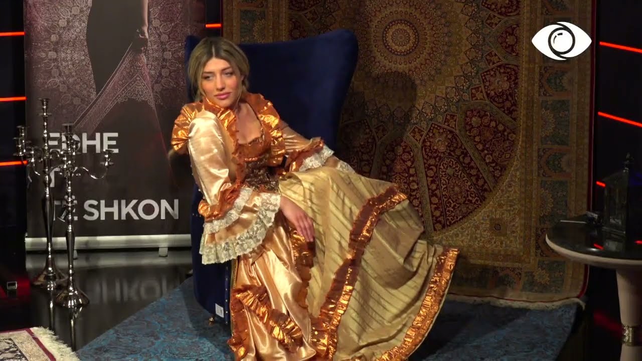 E veshur si sulltaneshë, Fotinia buzëqesh përpara aparatit