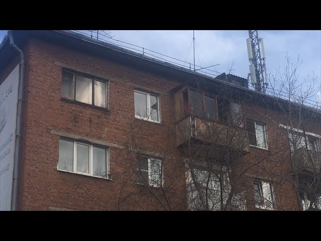 Остался один и выпал из окна