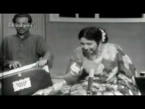Iqbal Bano Sings Live in  Nikhar- کچھ تو احساسِ زیاں تھا پہلے