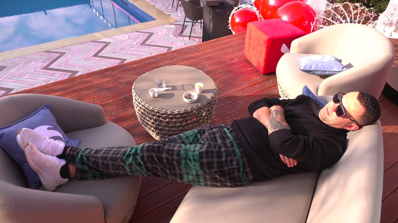 I acaruar nga loja e banorëve, Luizin e zë gjumi në oborr