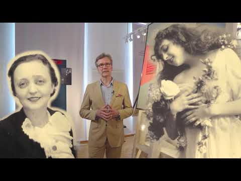 Political Theater in Exile: Erwin Piscator and Maria Ley-Piscator, Exilarte Center (2020)Το βίντεο αναλύει την επιρροή του θεάτρου από το εικαστικό κίνημα του νεοπραγματισμού. Ο [[#Erwin Piscator [Έρβιν Πισκάτορ]#]], κεντρική φυσιογνωμία του πολιτικού θεάτρου της Βαϊμάρης, αξιοποίησε τις αρχές του νεοπραγματισμού για να διαμορφώσει μια ριζικά νέα θεατρική γλώσσα. Το βίντεο αναδεικνύει πώς ο Πισκάτορ ενσωμάτωσε ντοκουμέντα, στατιστικά στοιχεία, φωτογραφίες και κινηματογραφικές προβολές στις παραστάσεις του, μετατρέποντας τη σκηνή σε χώρο πολιτικής ενημέρωσης και κριτικής διερεύνησης, σε πλήρη συμφωνία με το πνεύμα του νεοπραγματισμού. Μέσα από την εξορία του και τη συνεργασία με τη σύζυγό του [[#Maria Ley-Piscator [Μαρία Λέι-Πισκάτορ]#]], φαίνεται πώς η αισθητική αυτή μεταφέρθηκε διεθνώς, επηρεάζοντας το επικό θέατρο και το θέατρο τεκμηρίωσης, καθιστώντας το έργο του Πισκάτορ κομβικό για την κατανόηση της παραστασιακής διάστασης του νεοπραγματισμού.