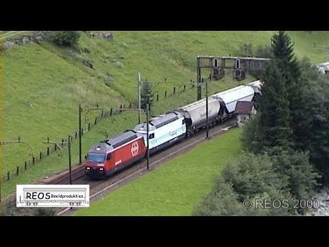 2000 [SDw] 3/5 Gotthard Pfaffensprung summer 2000 - Amazing Classic action of Re 460 on freight!