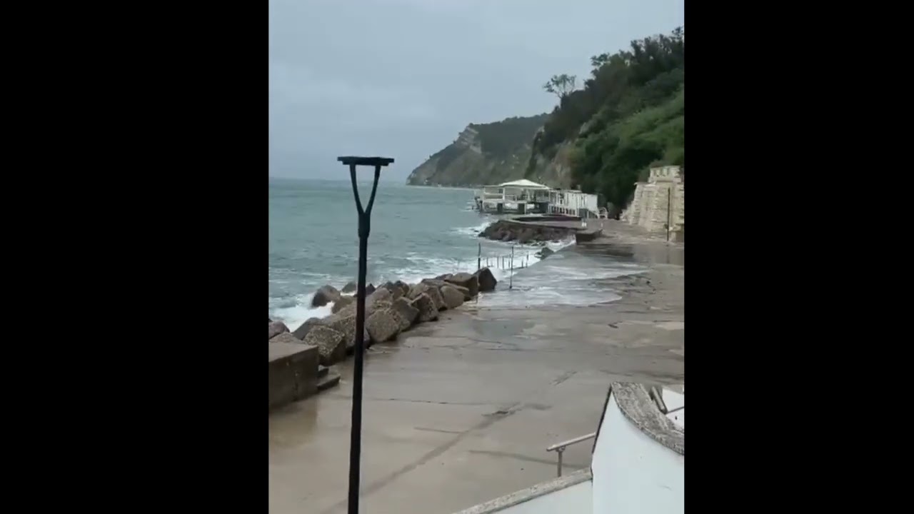 Caos sulla spiaggia del Passetto ad Ancona: rovesciati lettini e sdraio
