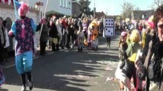 preview picture of video 'De Pretkeujes - We geven nog een rondje - Beuningen Carnaval optocht 2011 1/3'