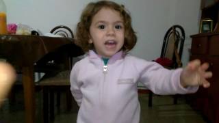 Nena de 2 años canta la canción del jardín : saco una manito
