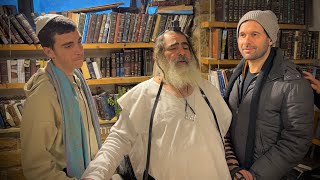 הרב שלום סבג✨סגרו לי מהשמיים לעשן גראס ולשתות אלכוהול ממה אני ירגע?-ח׳ באדר ה׳תשפ״ו דן בן יעקב🇮🇱 (הרב שלום סבג) - התמונה מוצגת ישירות מתוך אתר האינטרנט יוטיוב. זכויות היוצרים בתמונה שייכות ליוצרה. קישור קרדיט למקור התוכן נמצא בתוך דף הסרטון