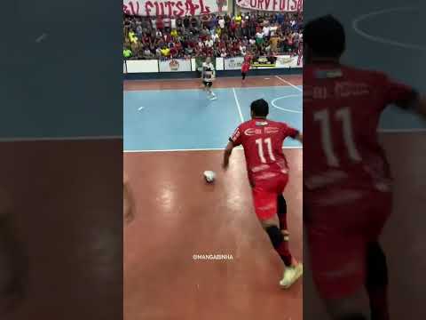CANETA HUMILHANTE! Que drible absurdo foi esse? 🤣🤣⚽⚽ #dribles #skills #futsal #gol #futebol