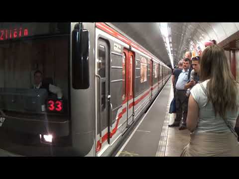 Odjezd 81-71M s houkačkou ze stanice Florenc |CBCZ|