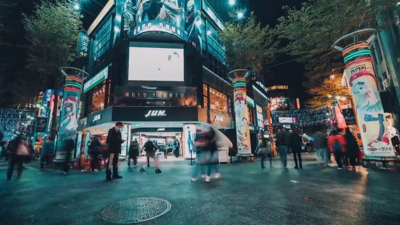 A Dynamic Timelapse of People Walking