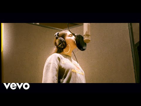 Alessia Cara - October (Live Off The Floor)