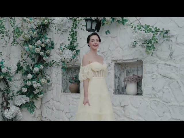 فستان سهره كلوش كورسيه من عند الصدر بأكمام قصيره بف