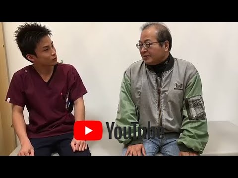 男性の患者さんと男性スタッフが会話をしている画像