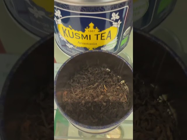 Vídeo relacionado con Kusmi Tea - Prince Vladimir - Té Negro 100% Orgánico Aromatizado con Cítricos, Vainilla y Especias - Earl Grey - Hojas Sueltas De Té - Lata de 100g - Cantidad para Aprox. 50 Tazas