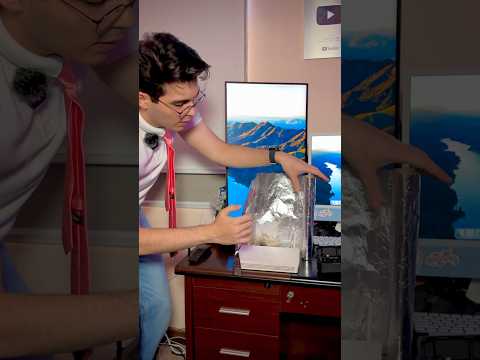¿Por qué algunas personas están poniendo una hoja de papel de aluminio debajo del televisor?