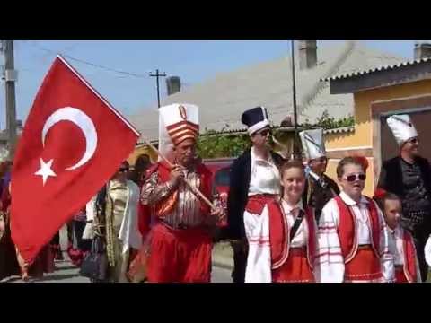 Parada portului popular la Castelu