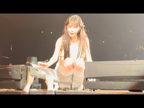 CHUNG HA 청하 - Ment #5 - MIK Festival Paris 230218 [4K60 HDR]