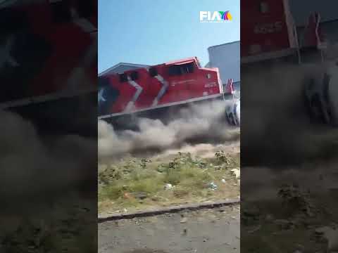 ¡Así fue el momento en que el tren "La bestia" se lleva una camioneta en las vías del tren!