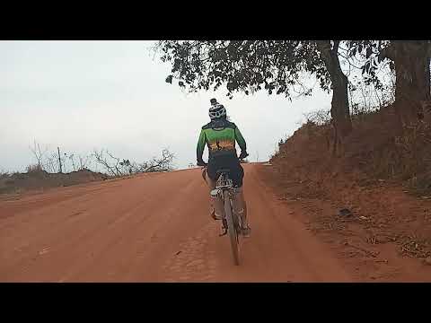 Depois de pedalar por 320 km, chegamos a cidade de Ouro Fino - MG e encontramos o menino