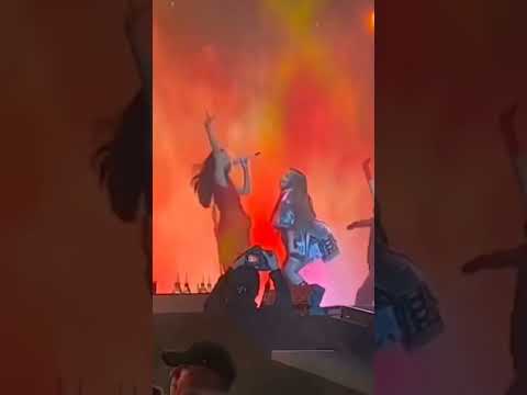 #Jisoo brought Camilla Cabello on stage!!! #blackpink #bornpink #bornpinkworldtour