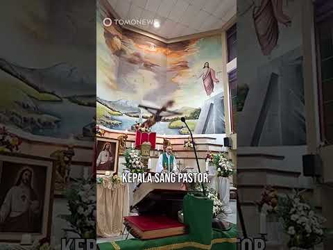 Pastor Tertimpa Salib Saat Pimpin Misa Livestreaming #shorts