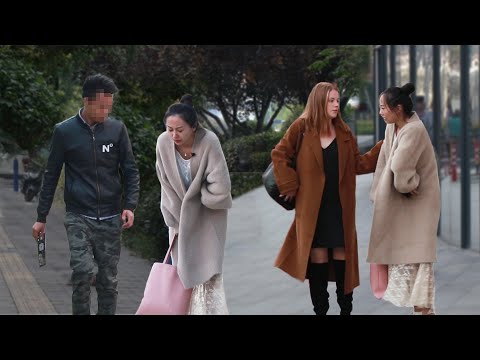 當女生因痛經蹲在地上...