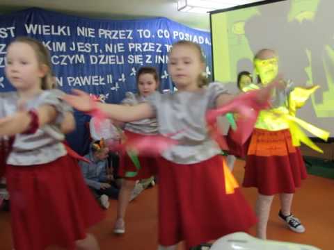 Taniec motyli w wykonaiu uczniów SP Nr 4 w Starogadzie Gdańskim