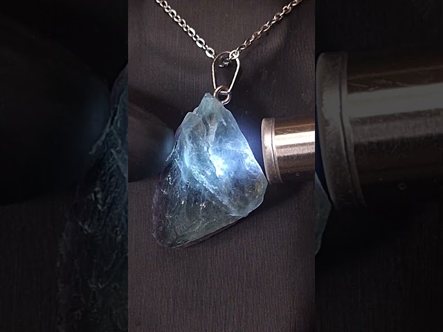 اكسسوار تعليقة حجر فلورايت طبيعي مع السلسال