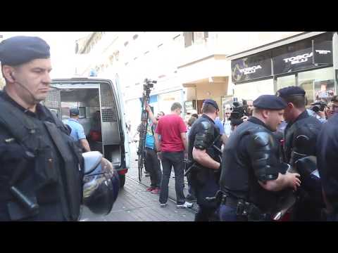 Privođenje aktivistica koje su sjele pred povorku "Hod za život"