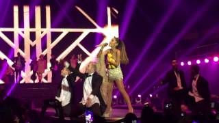 Ariana Grande cantando &quot;The way en español&quot;